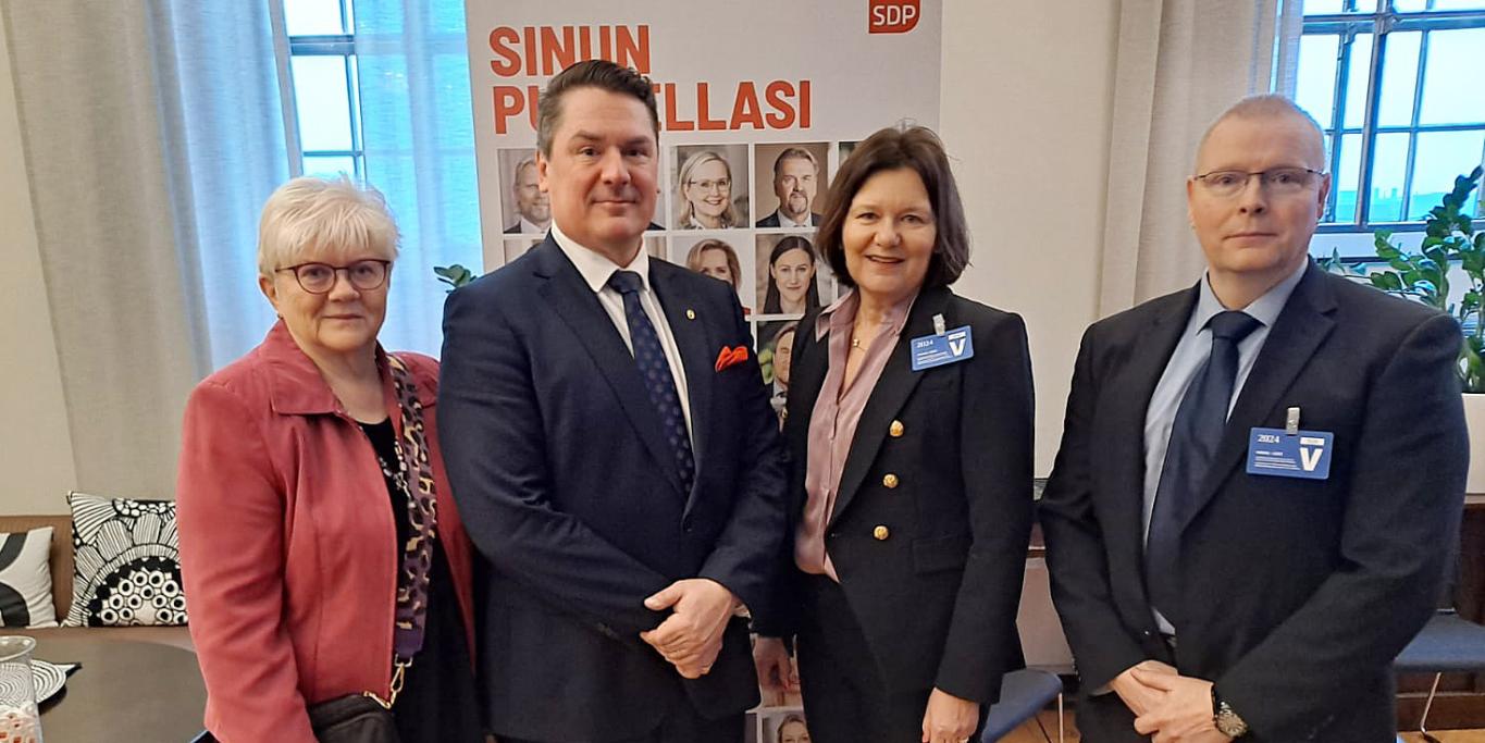 SDP:n kansanedustajat Tuula Väätäinen ja Saku Nikkanen, Taitotalon toimitusjohtaja Leena Munter ja rehtori Jarkko Paananen.
